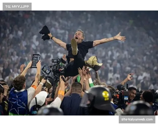 恩里克在巴黎的战术改革 欧冠白皮书评为团队足球典范